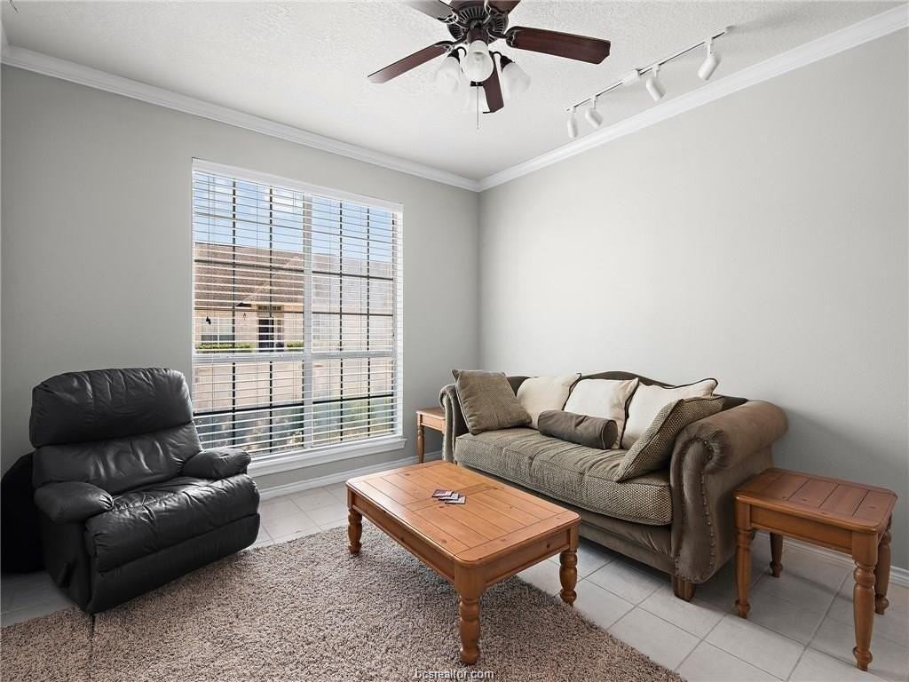 251 Navarro Dr - Photo 2 of 14