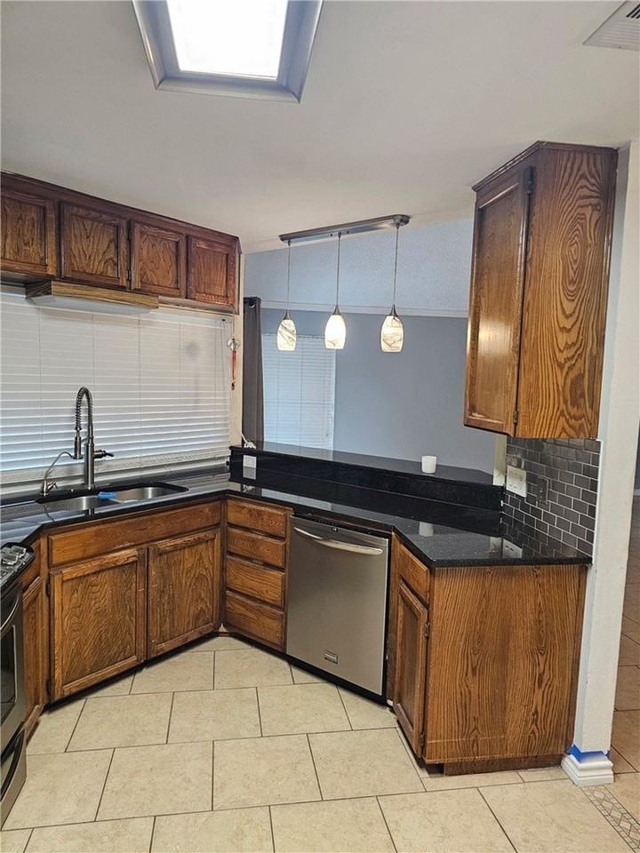 3125 Dunbarton Oak St - Photo 4 of 11