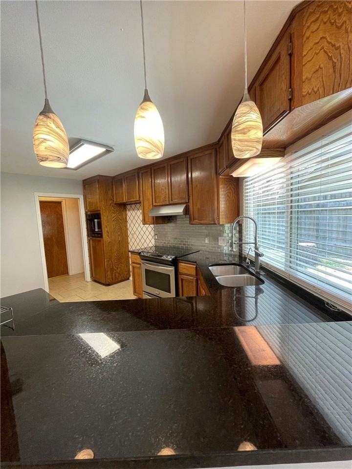 3125 Dunbarton Oak St - Photo 5 of 11