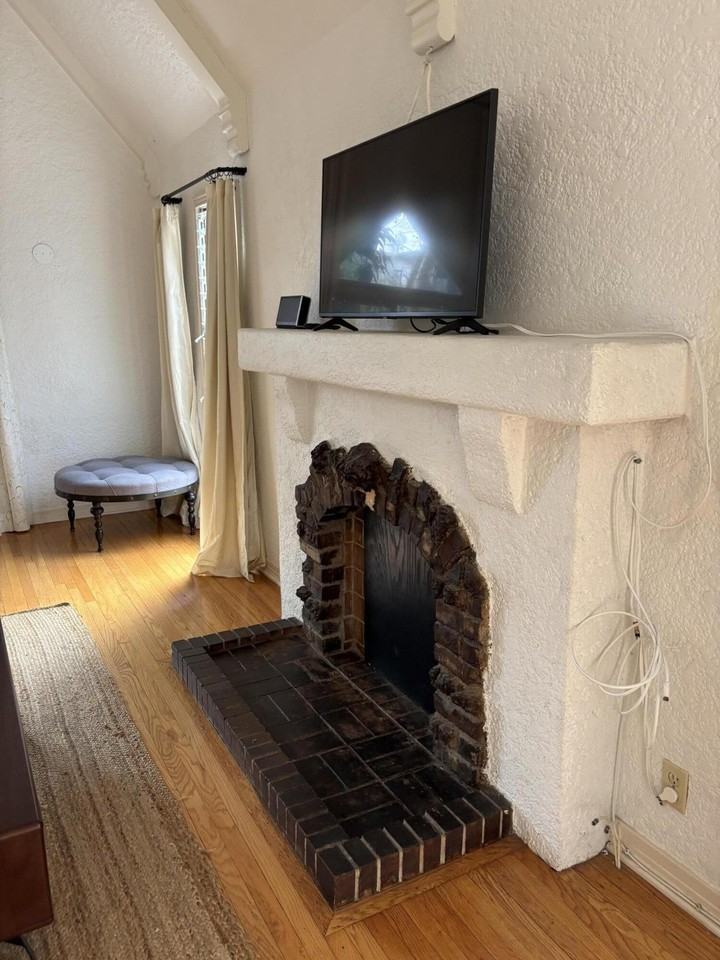833 N Orange Dr - Photo 2 of 22