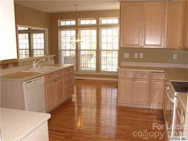 1045 Muirfield Dr - Photo 3 of 16