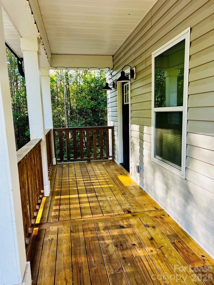 440 Amber St - Photo 2 of 14