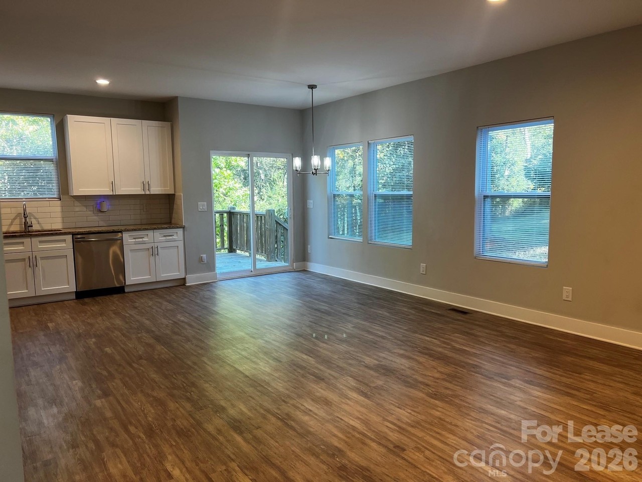 440 Amber St - Photo 4 of 14