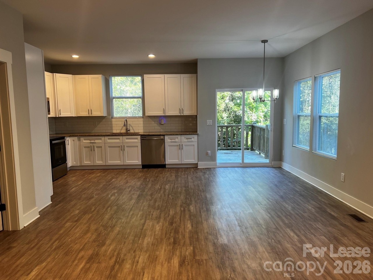 440 Amber St - Photo 5 of 14