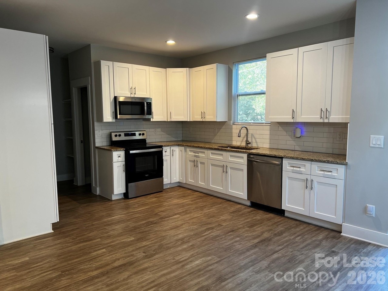 440 Amber St - Photo 6 of 14