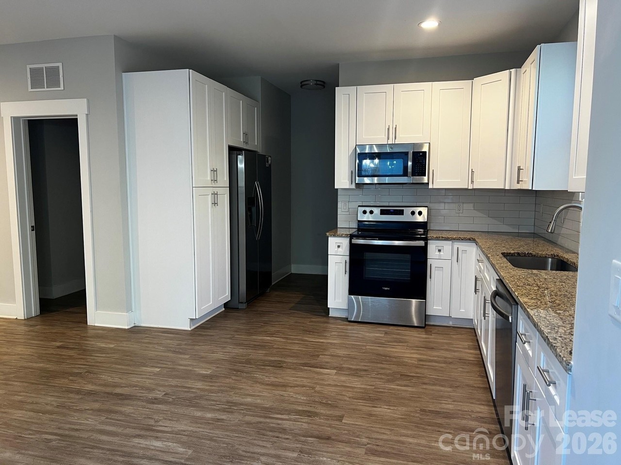 440 Amber St - Photo 7 of 14