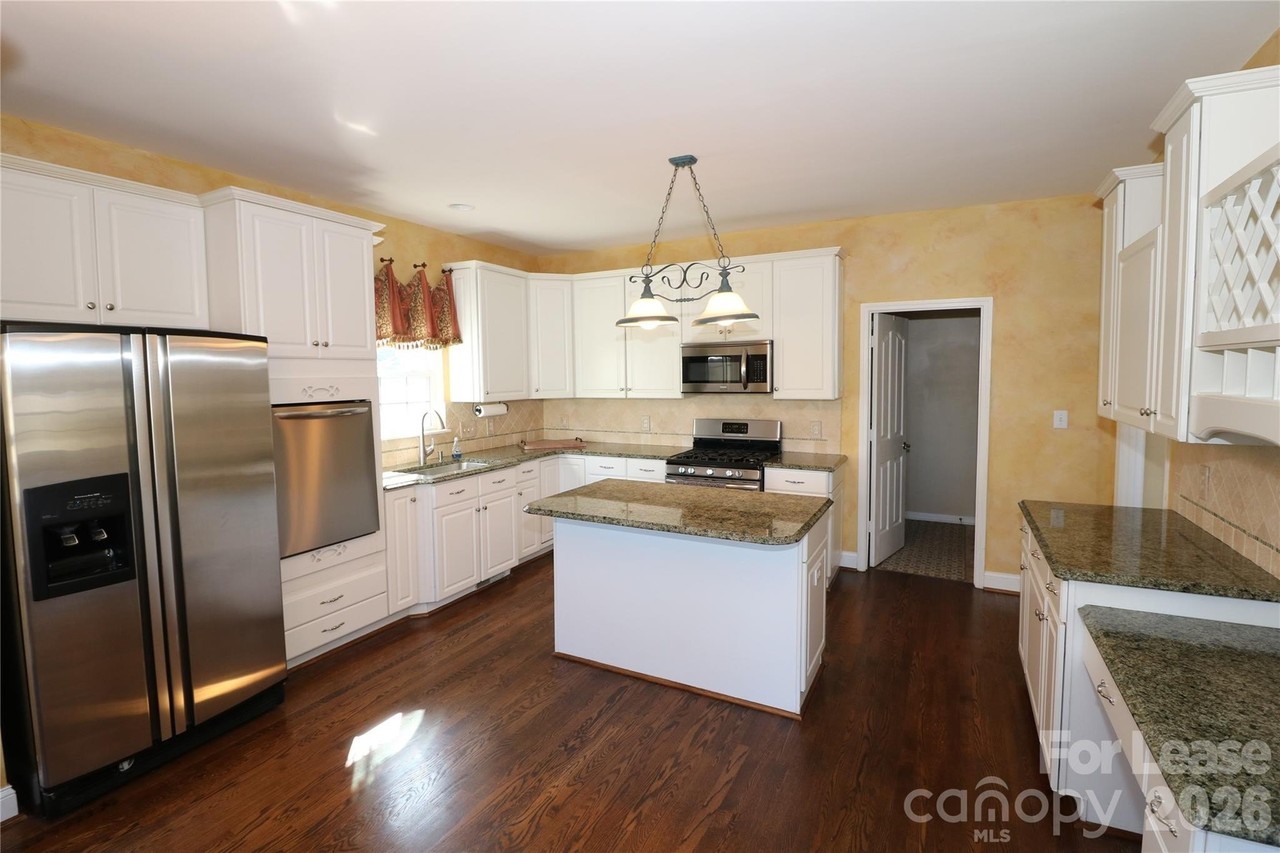 7710 Ninth Fairway Ln - Photo 5 of 48