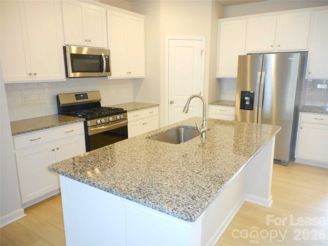 15752 Country House St - Photo 3 of 24