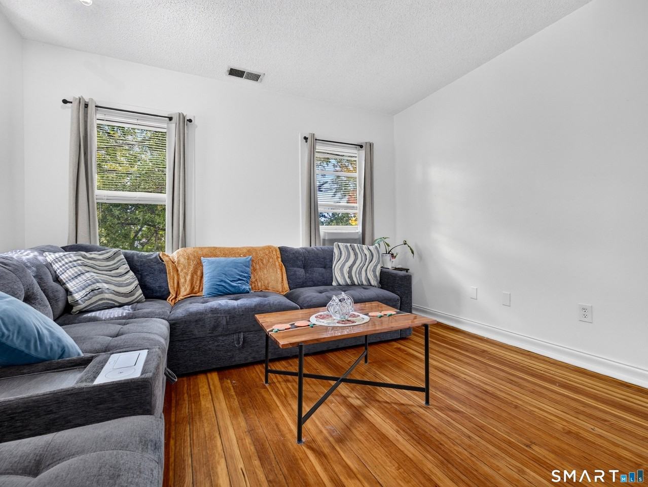977 Townsend Ave #2 - Photo 3 of 22