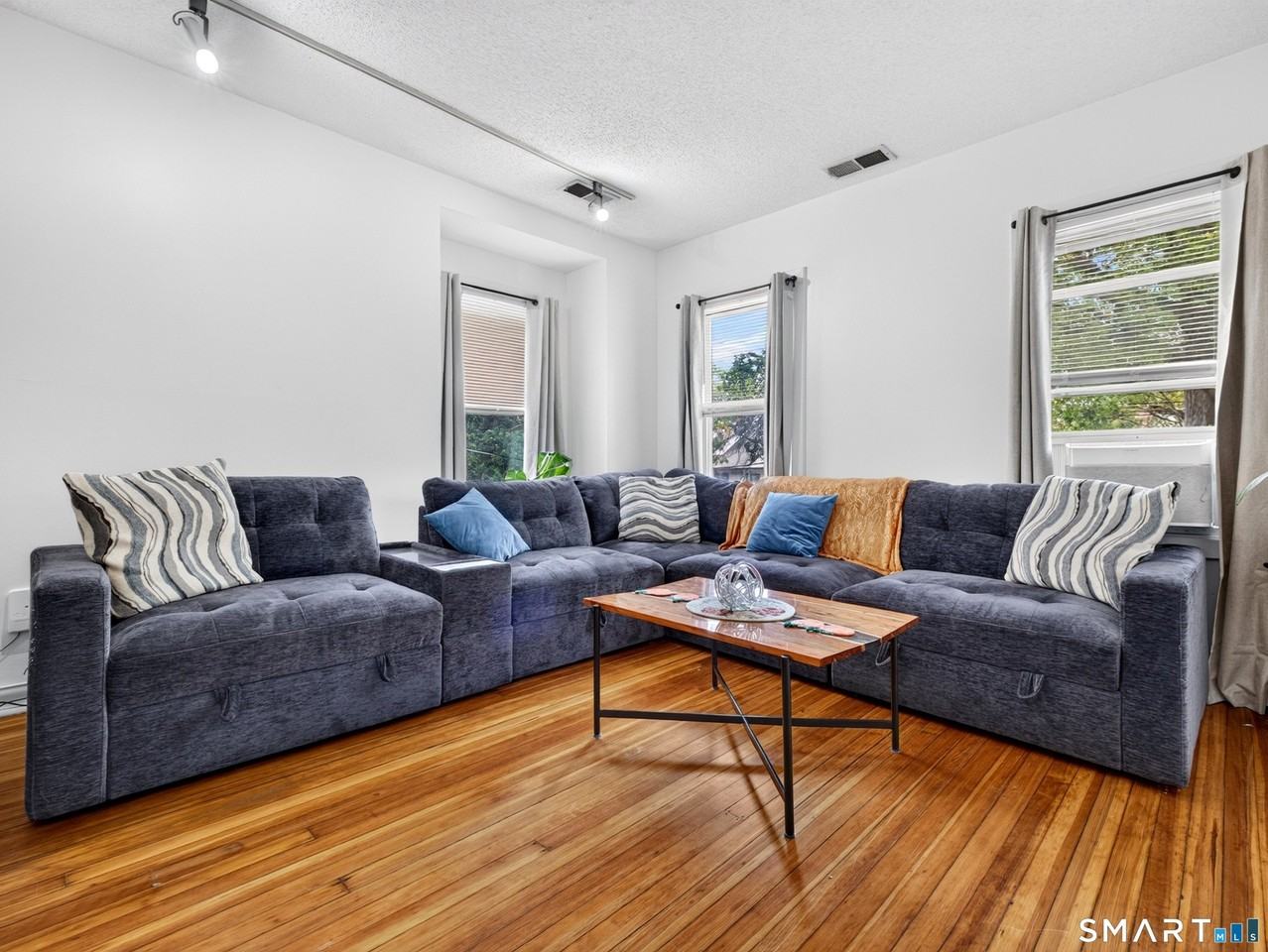 977 Townsend Ave #2 - Photo 4 of 22