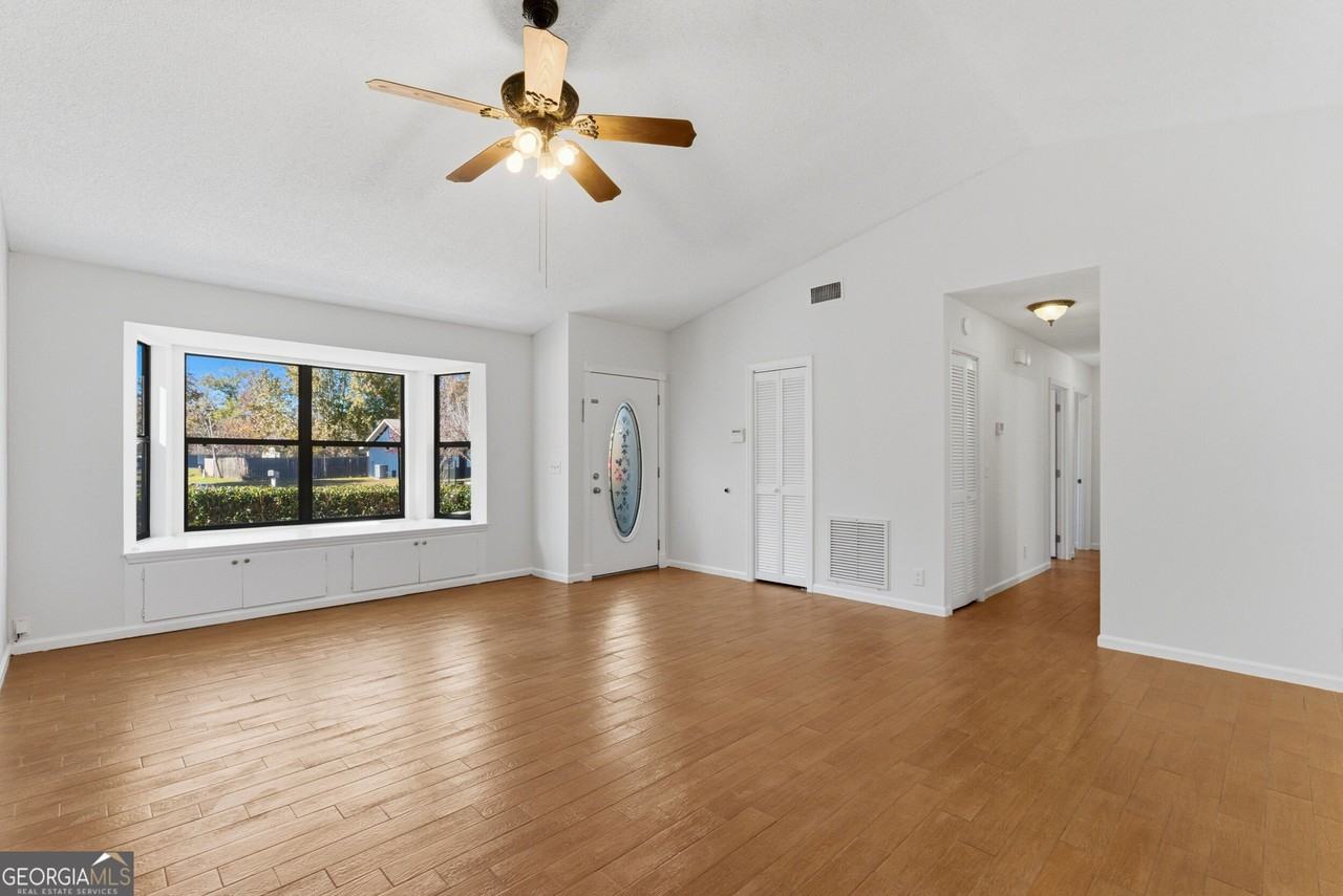 404 Westgate Cir - Photo 5 of 24