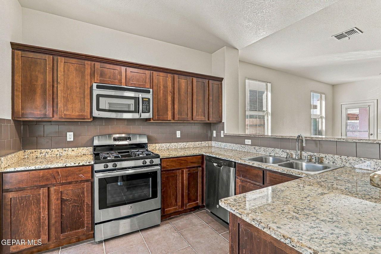 14661 Igor Kaleri Ave - Photo 4 of 28