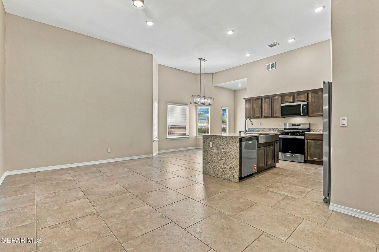 408 Davis Greenwood - Photo 4 of 29