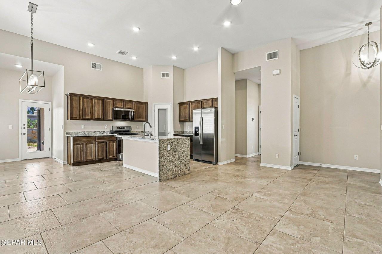 408 Davis Greenwood - Photo 6 of 29