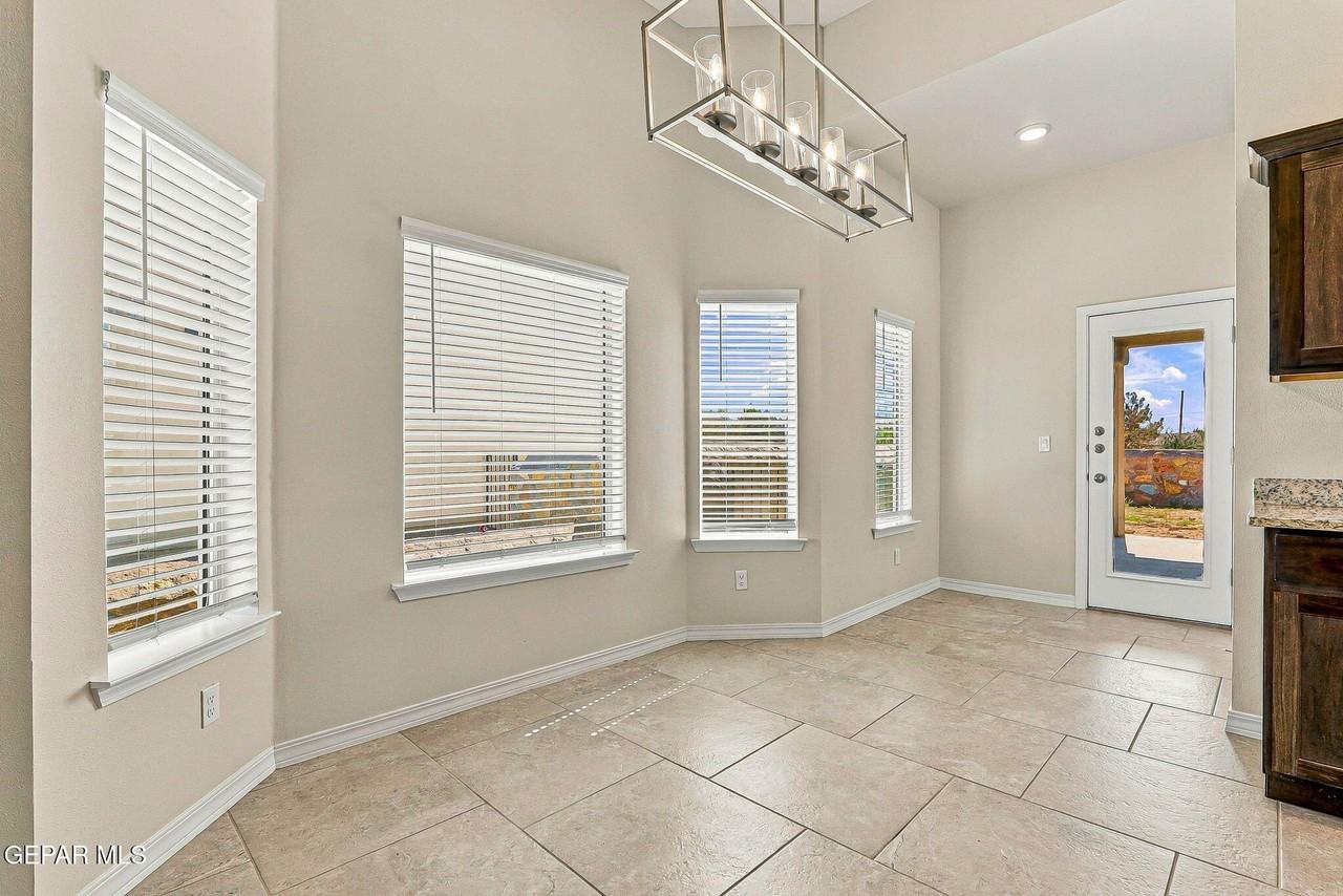 408 Davis Greenwood - Photo 7 of 29