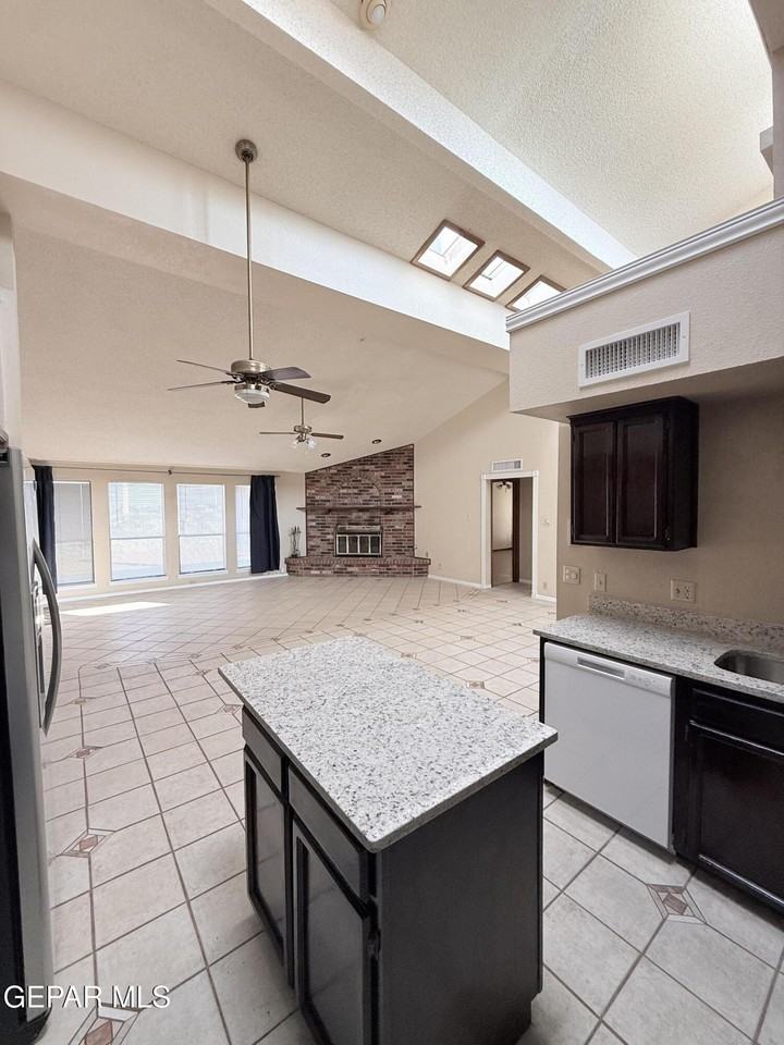 7037 San Marino Dr - Photo 6 of 24