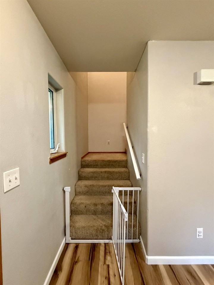 700 Orion Dr - Photo 4 of 35