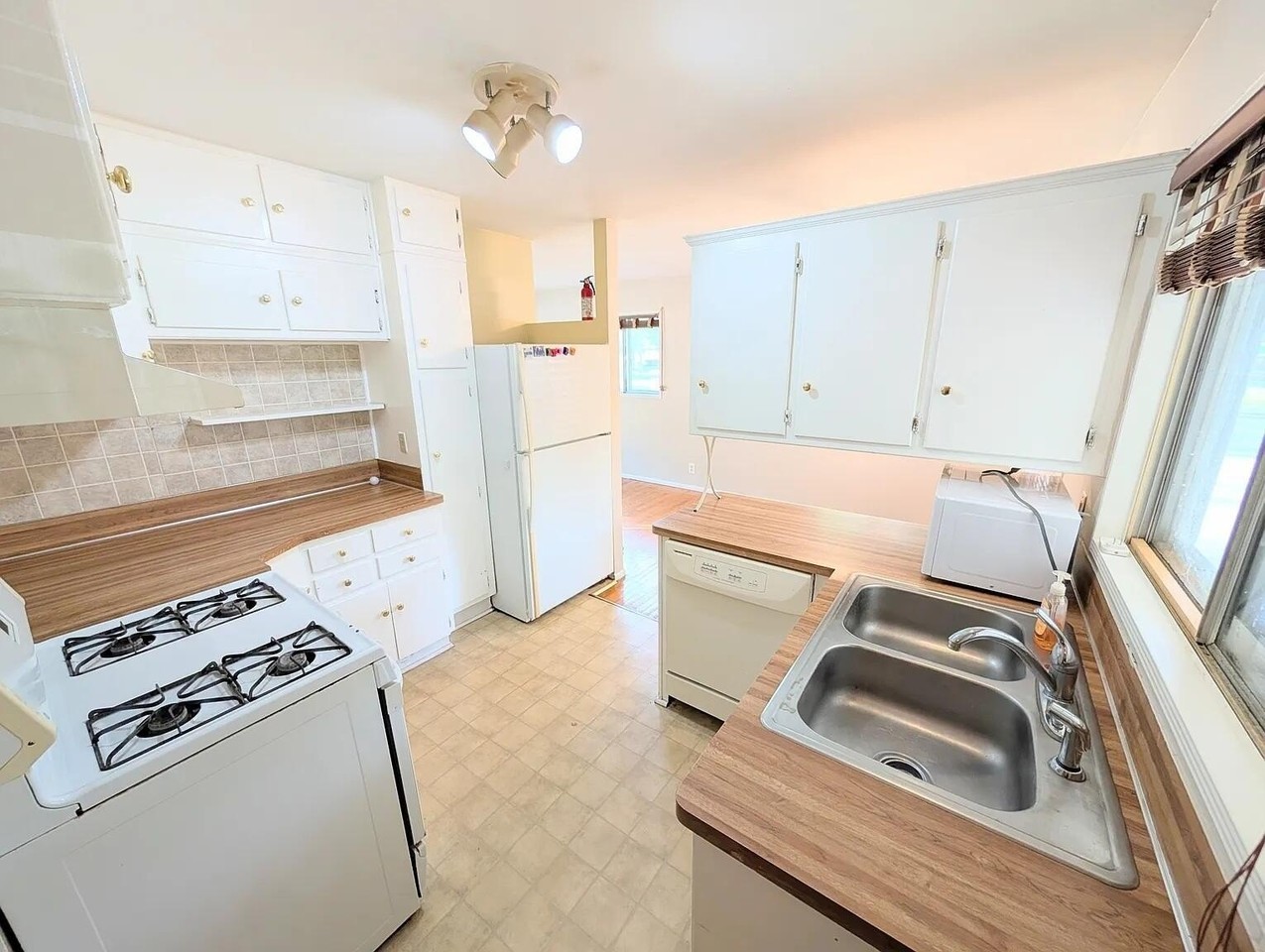 2734 Hampshire Rd - Photo 2 of 17