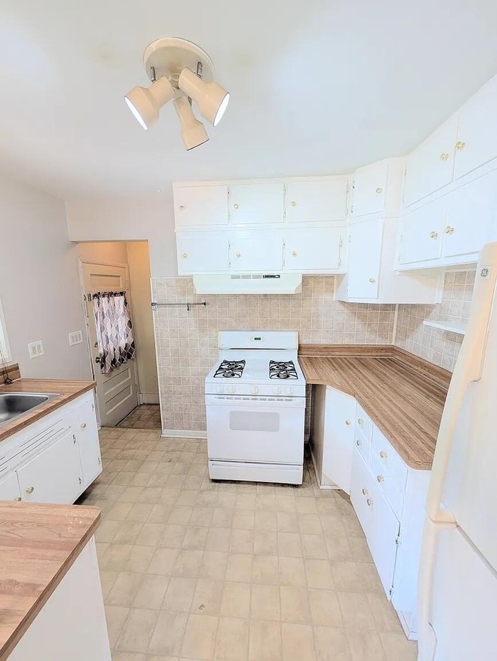 2734 Hampshire Rd - Photo 3 of 17