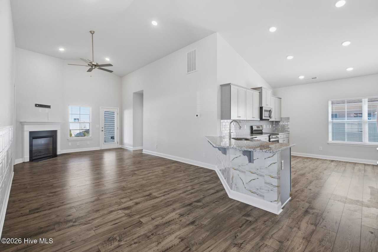 752 Greenwich Pl - Photo 3 of 24