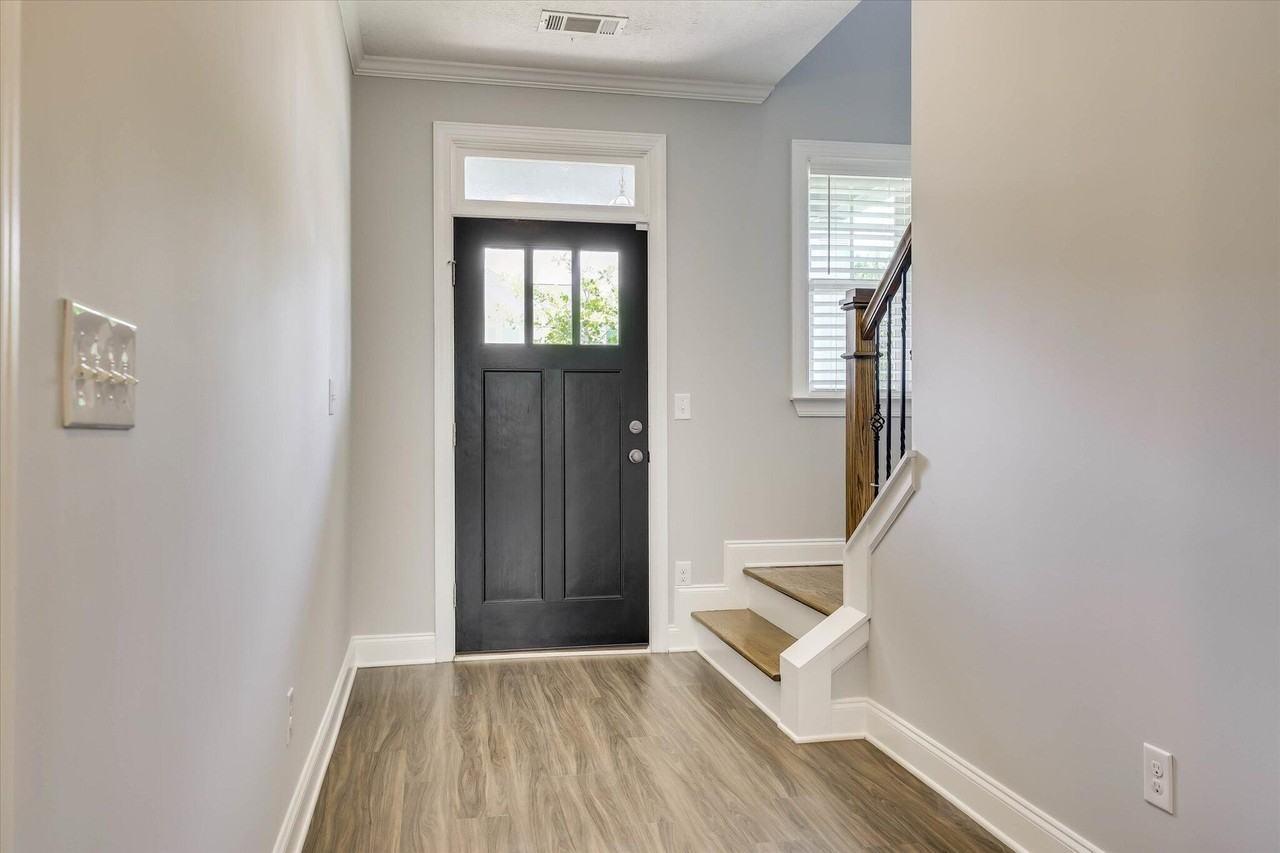 445 Longmeadow Dr - Photo 4 of 46