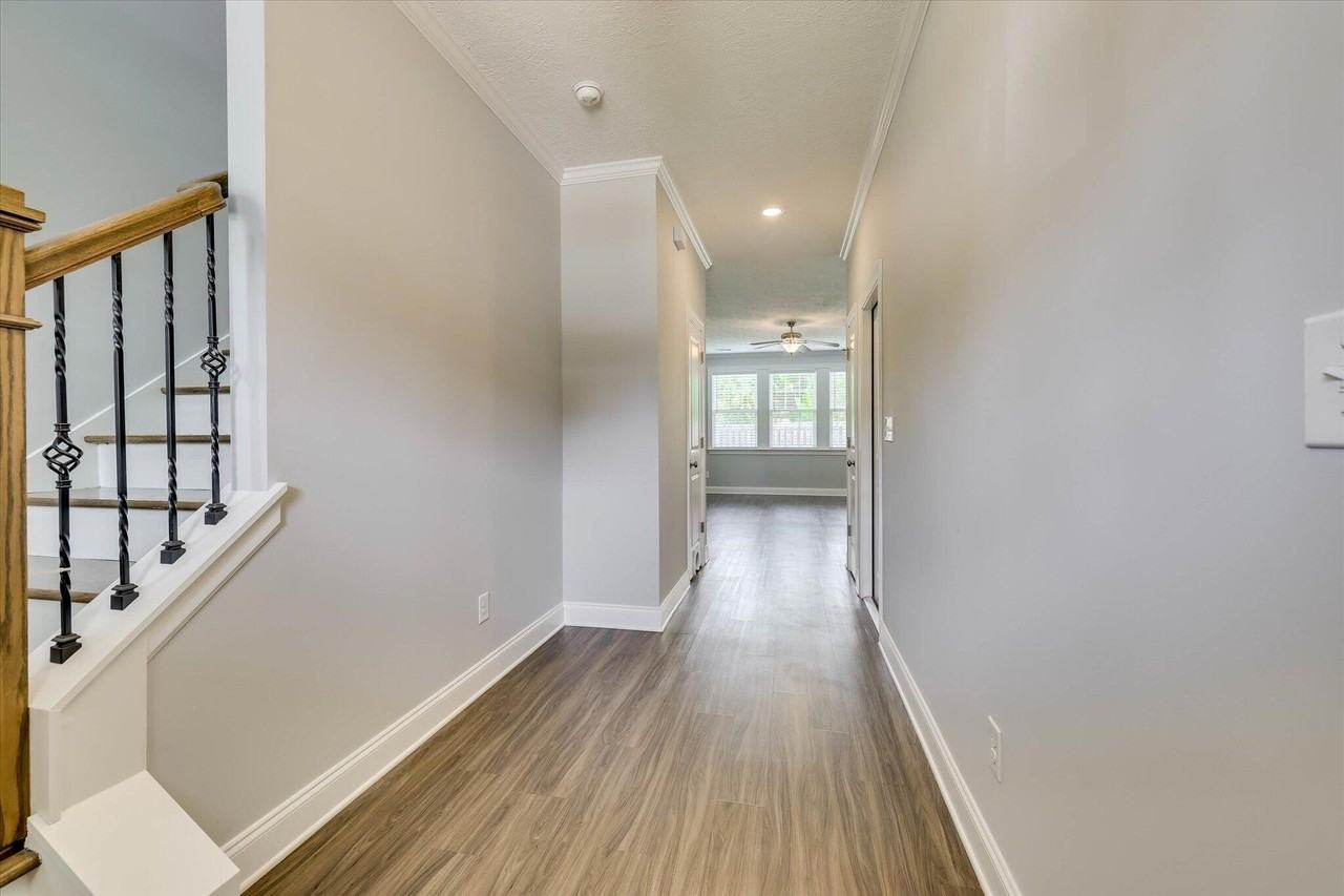 445 Longmeadow Dr - Photo 5 of 46