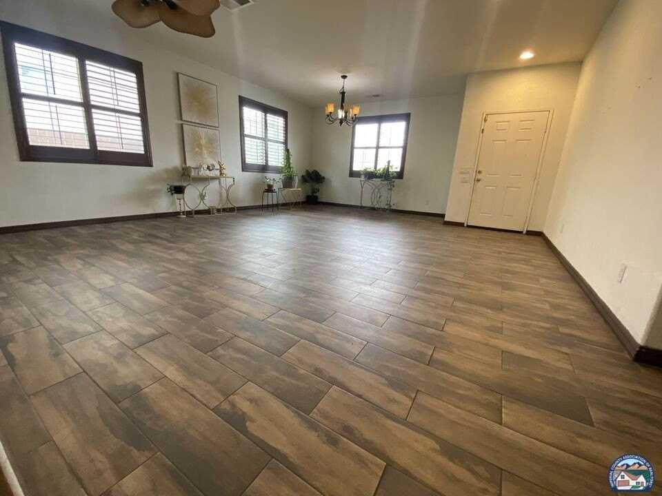 1123 Desertview Ave - Photo 4 of 9