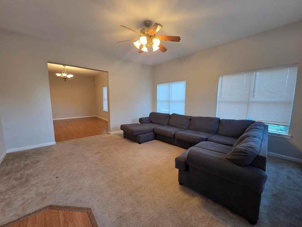 801 Everett St - Photo 2 of 20