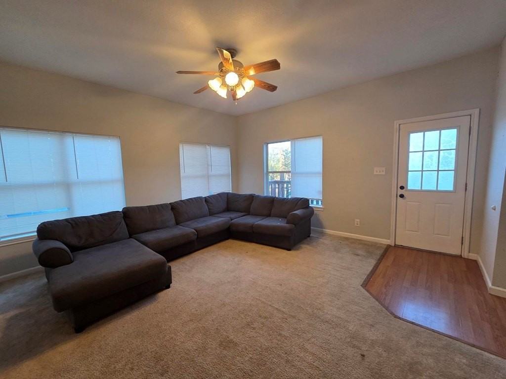 801 Everett St - Photo 3 of 20