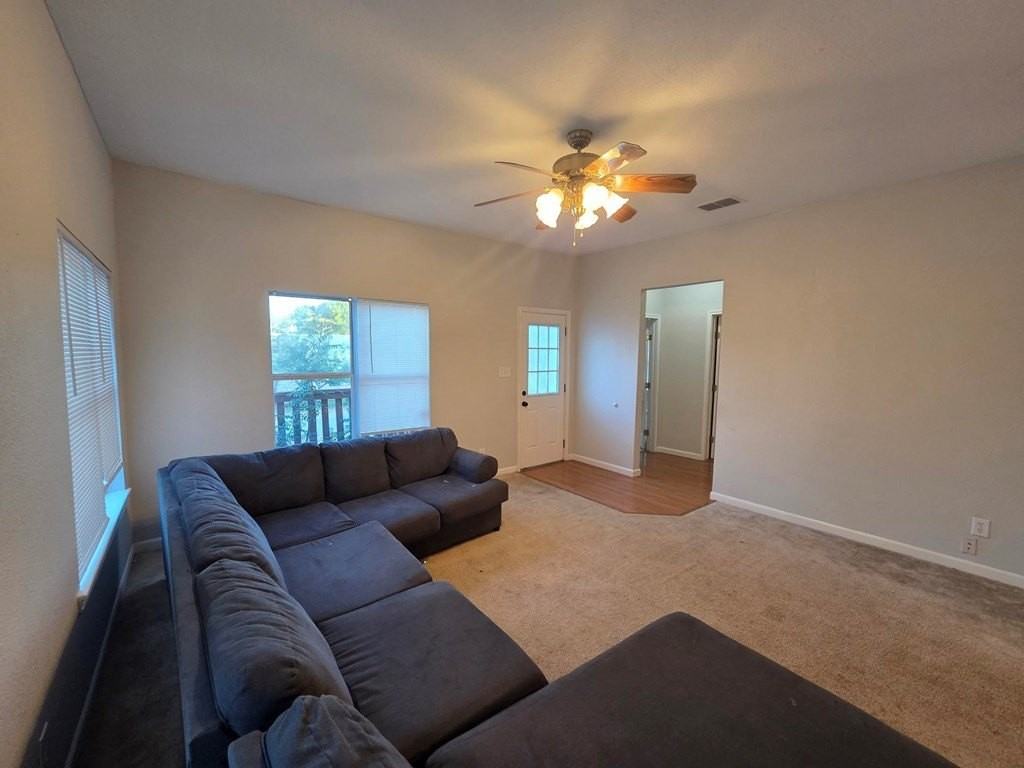 801 Everett St - Photo 4 of 20
