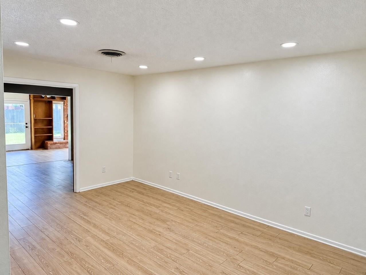 5425 46th St - Photo 2 of 18
