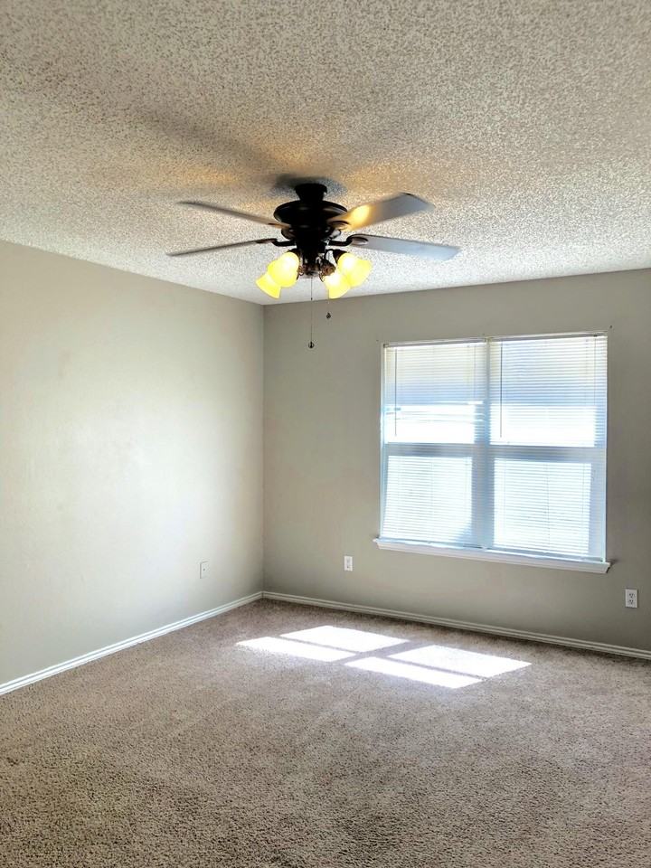 6121 9th St - Photo 4 of 11