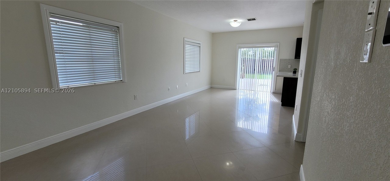 1404 Se 6th St - Photo 2 of 25