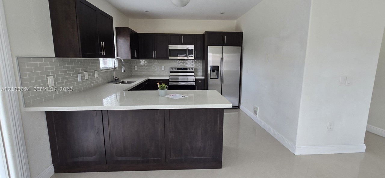 1404 Se 6th St - Photo 5 of 25