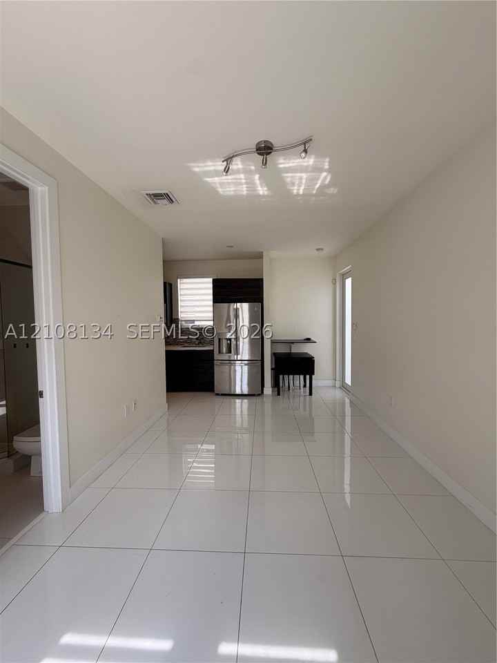 10426 Nw 64th Ter - Photo 2 of 17