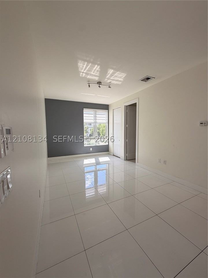 10426 Nw 64th Ter - Photo 3 of 17