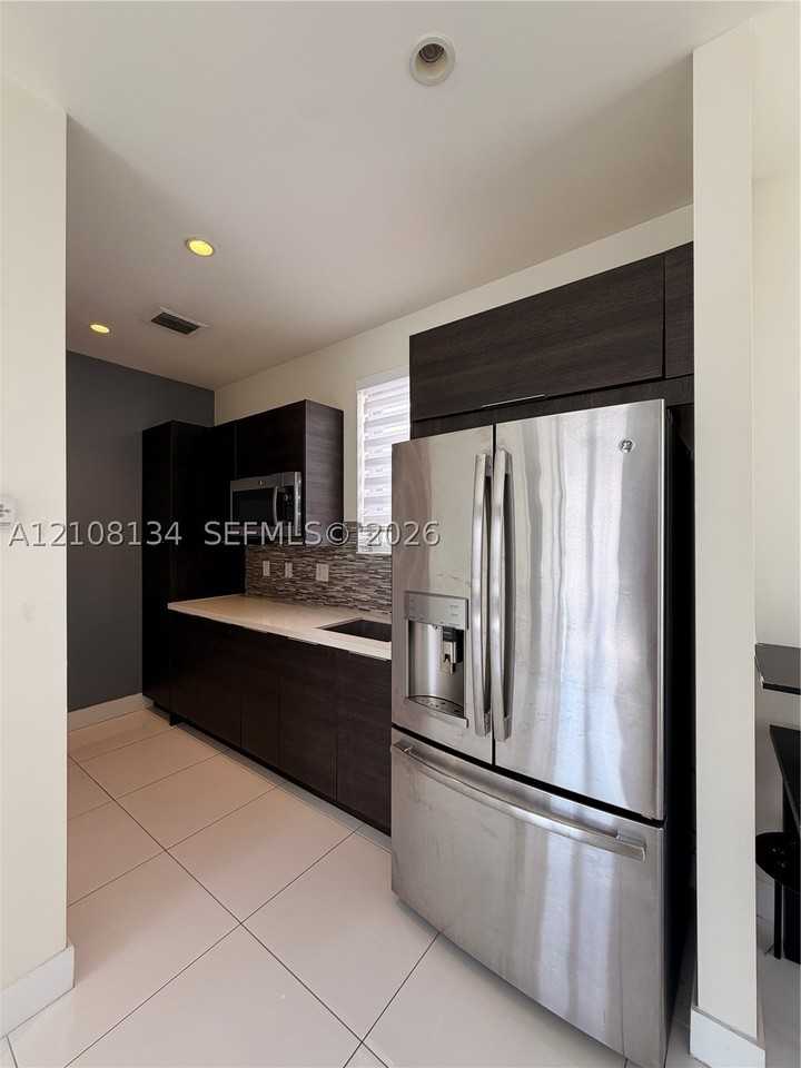 10426 Nw 64th Ter - Photo 4 of 17