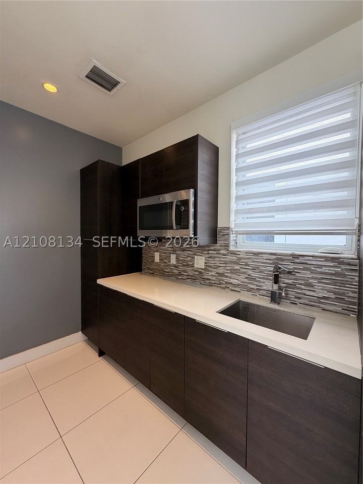 10426 Nw 64th Ter - Photo 5 of 17