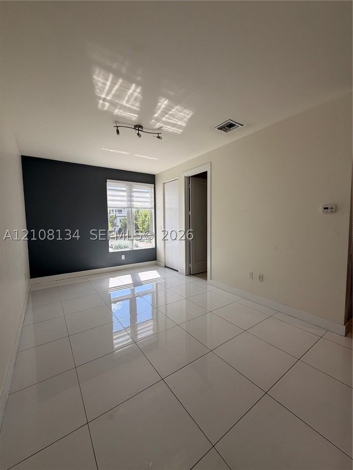 10426 Nw 64th Ter - Photo 7 of 17