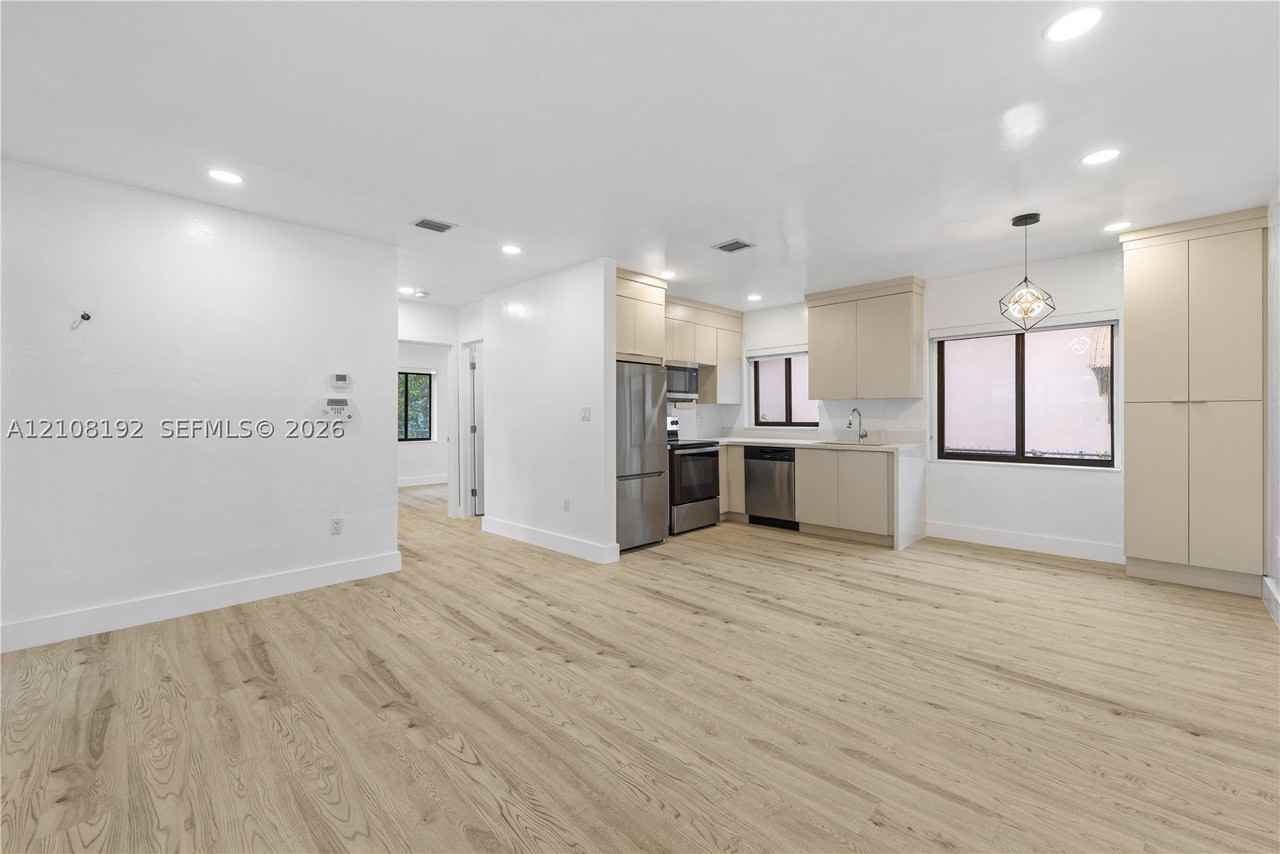 424 Nw 53rd St - Photo 6 of 35