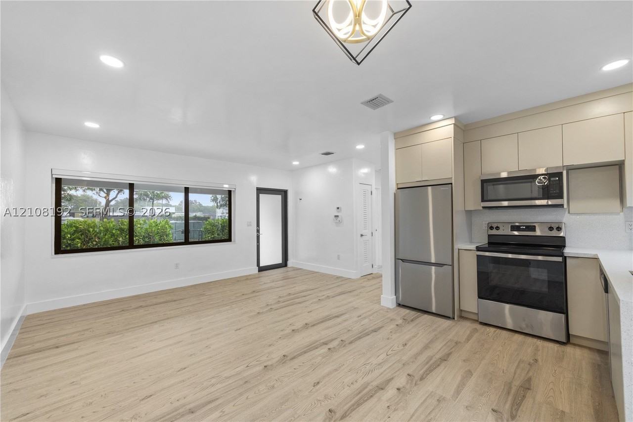 424 Nw 53rd St - Photo 7 of 35