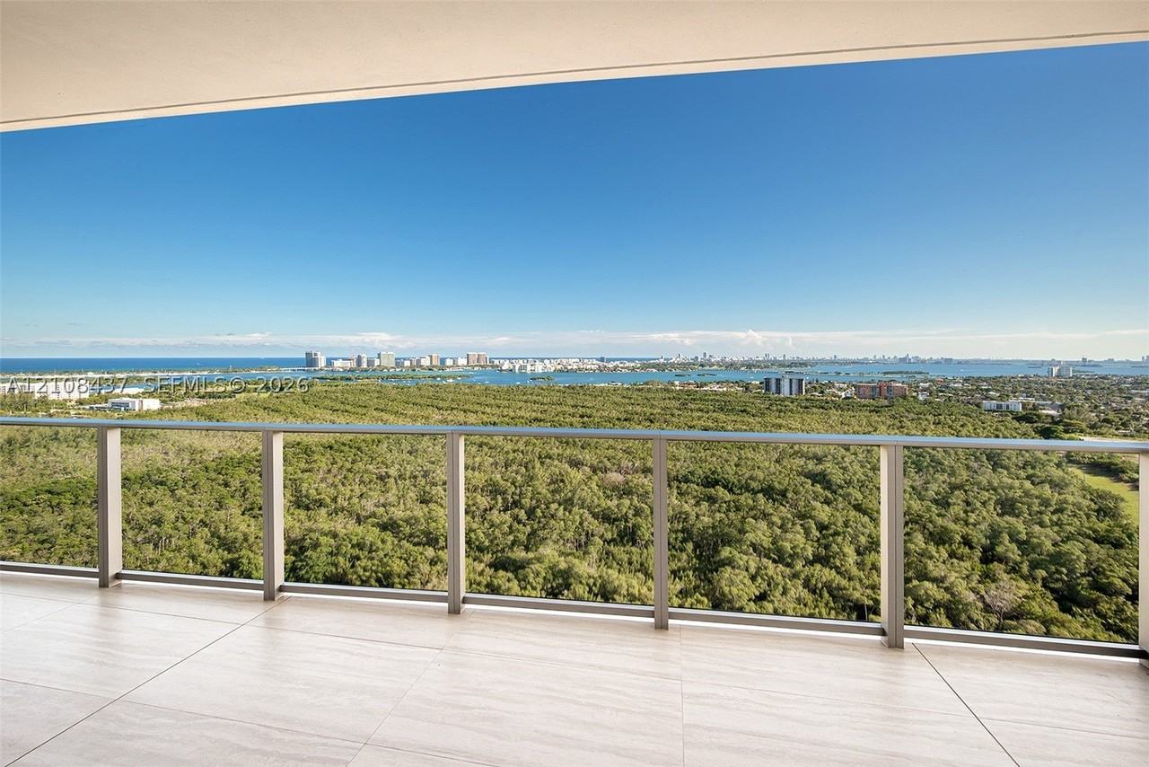 2411 Laguna Cir #2404