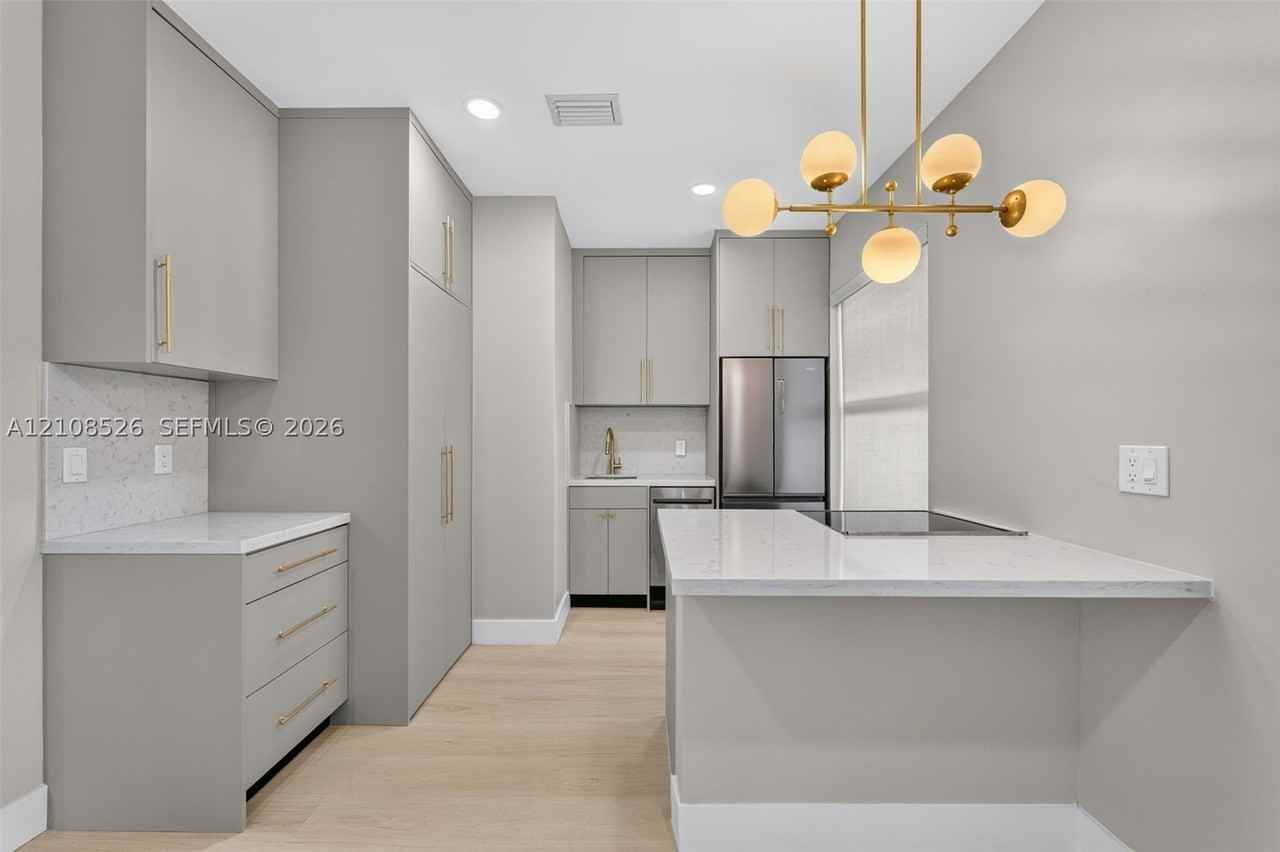 694 Ne 76th St #5 - Photo 4 of 21