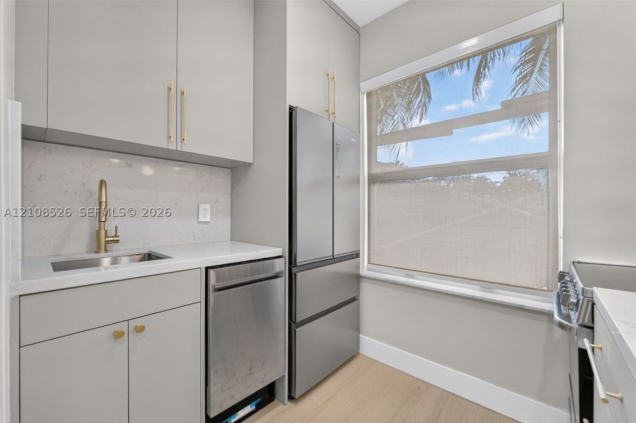 694 Ne 76th St #5 - Photo 6 of 21