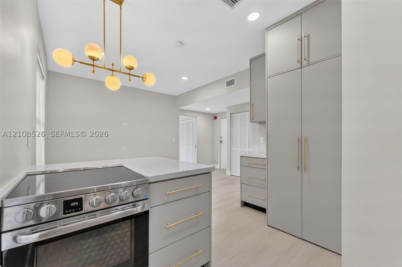 694 Ne 76th St #5 - Photo 7 of 21