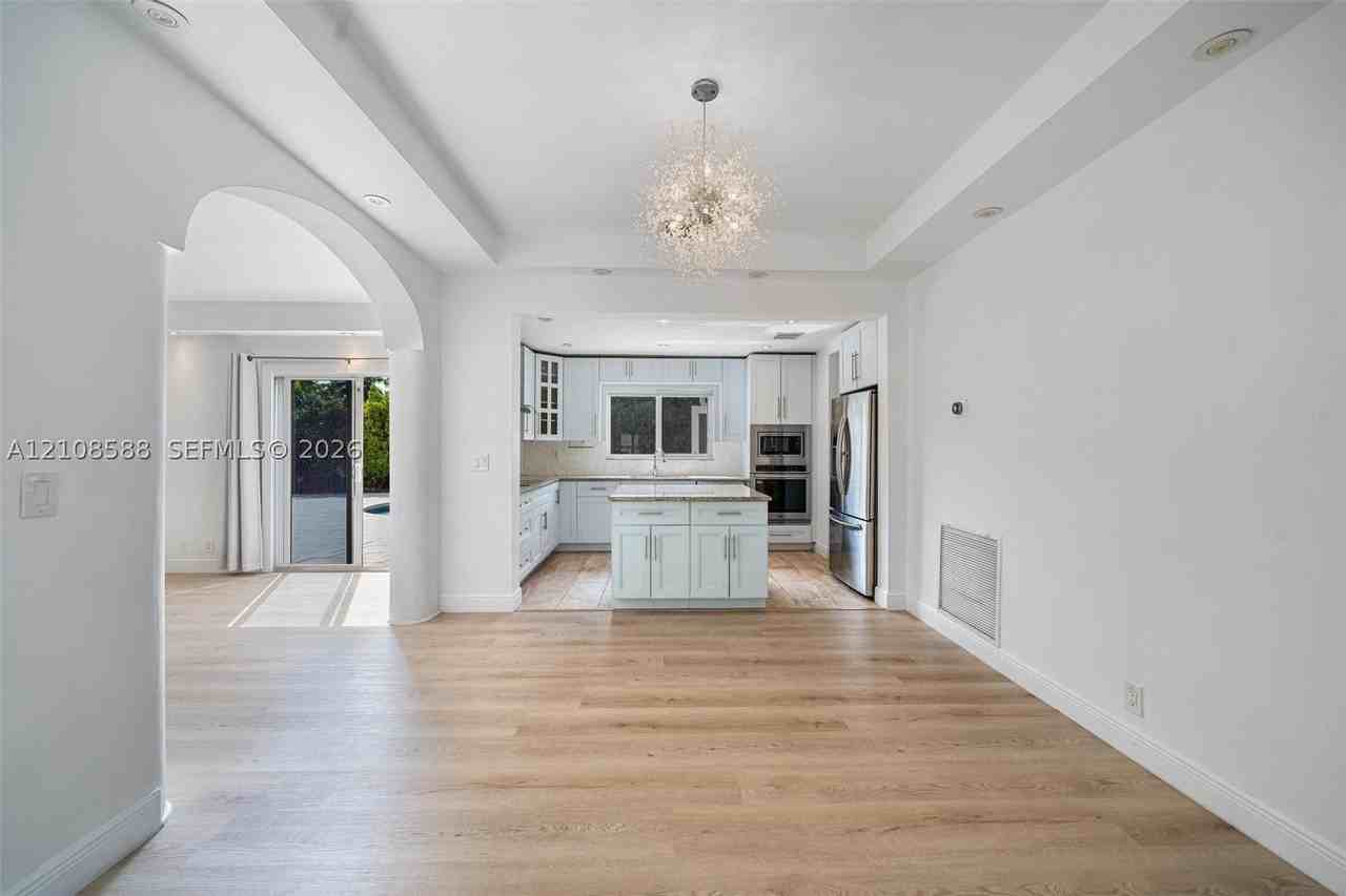 7730 Beachview Dr - Photo 3 of 42