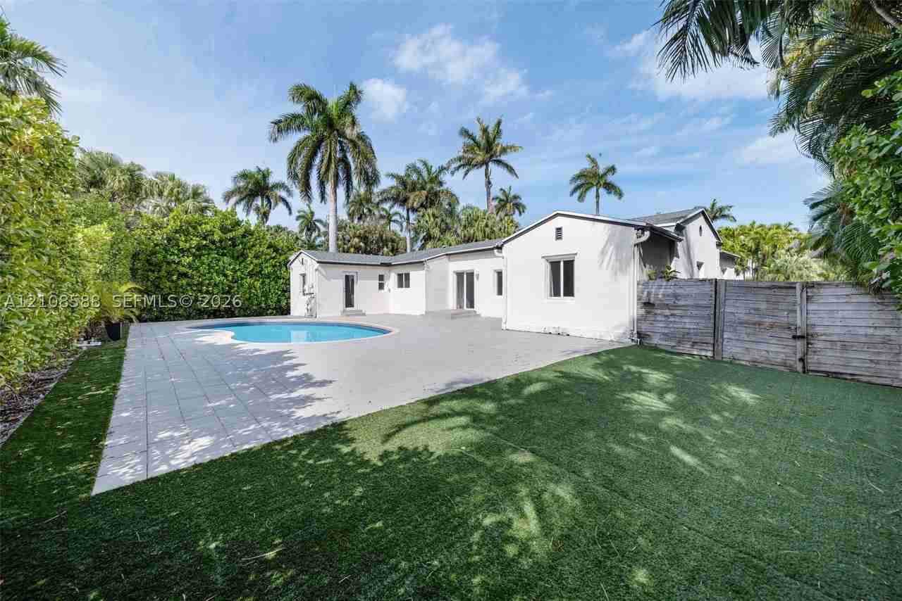 7730 Beachview Dr - Photo 7 of 42