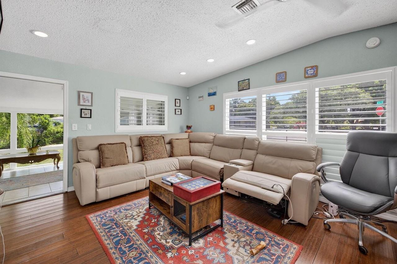 300 Sw 25th Ter - Photo 4 of 8