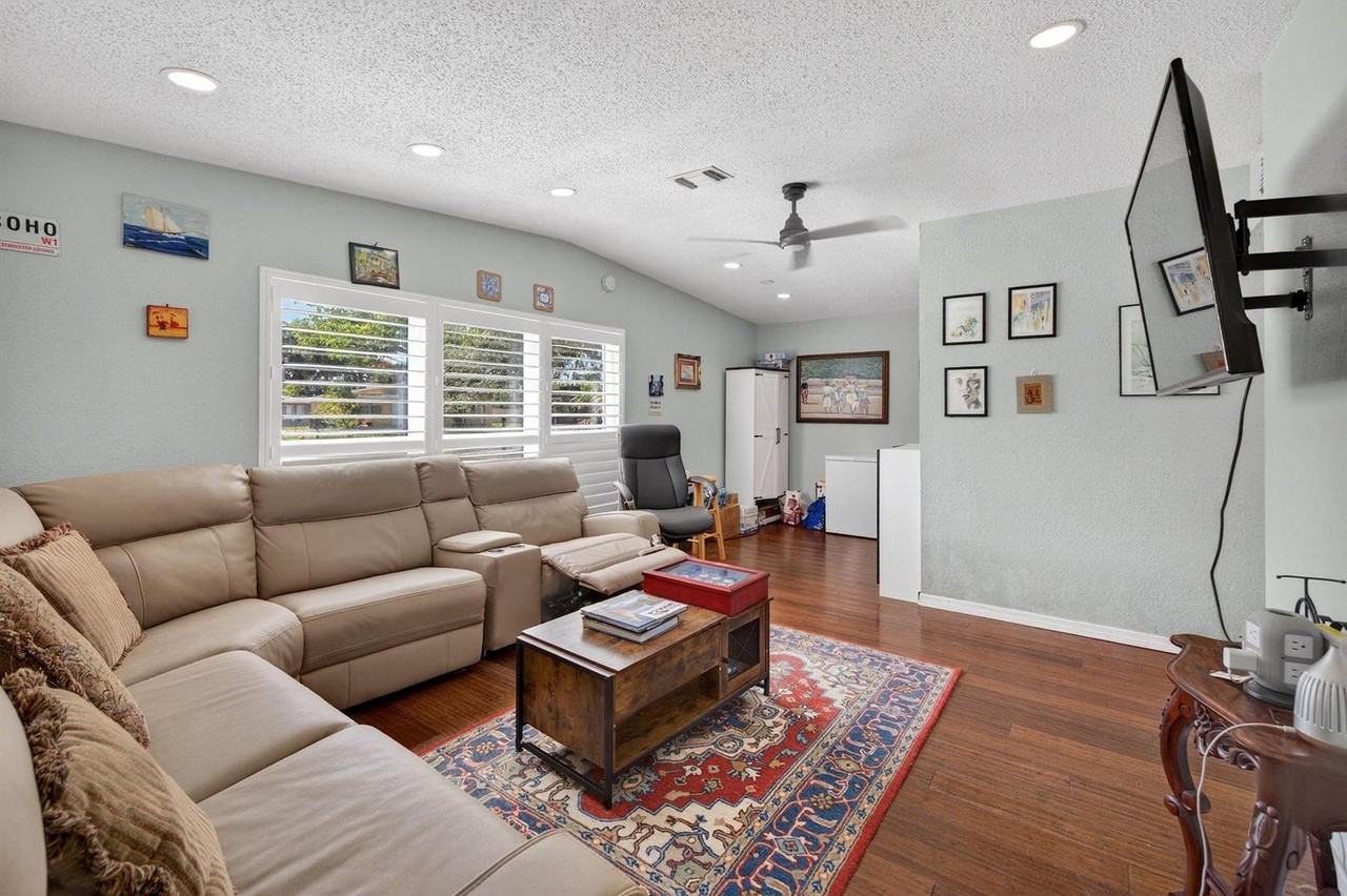 300 Sw 25th Ter - Photo 5 of 8