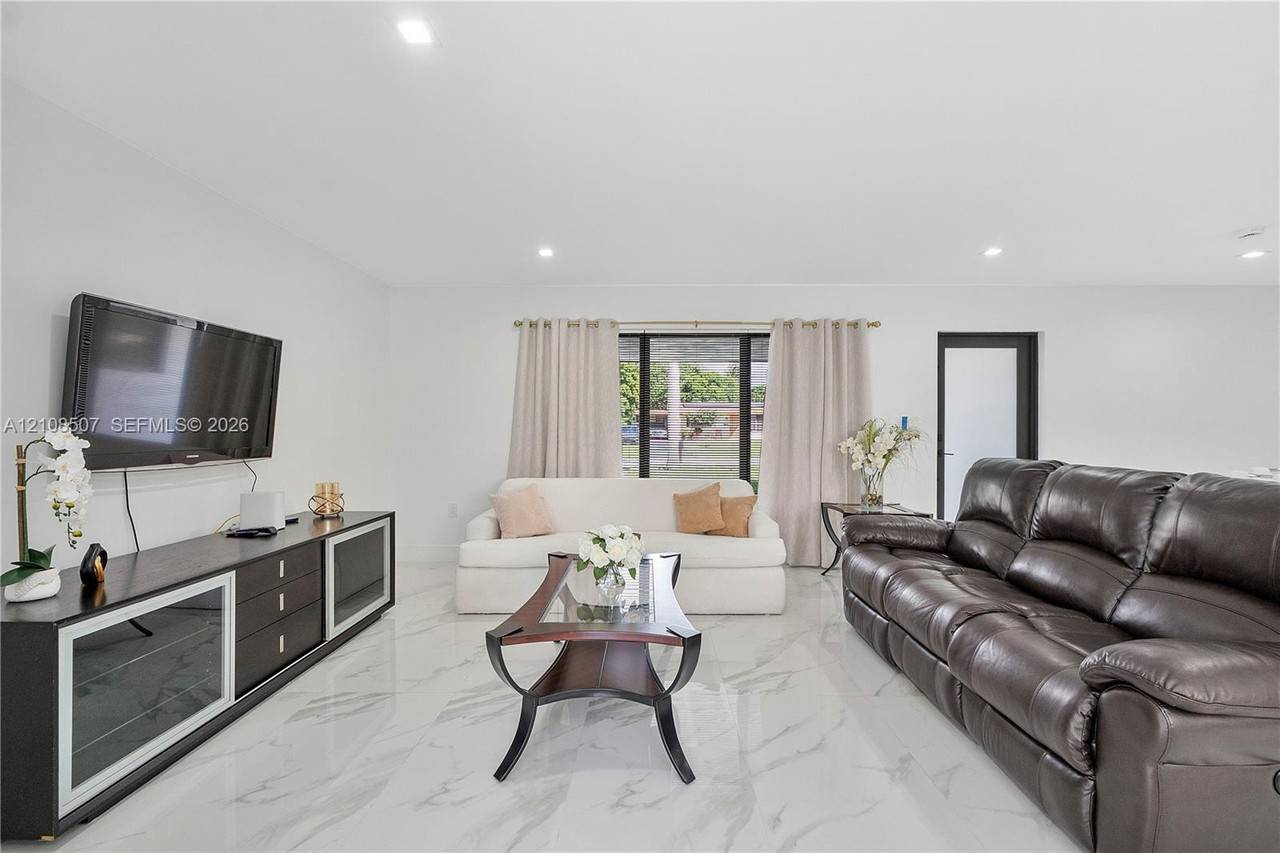 38 Sw 38th Ave - Photo 2 of 8